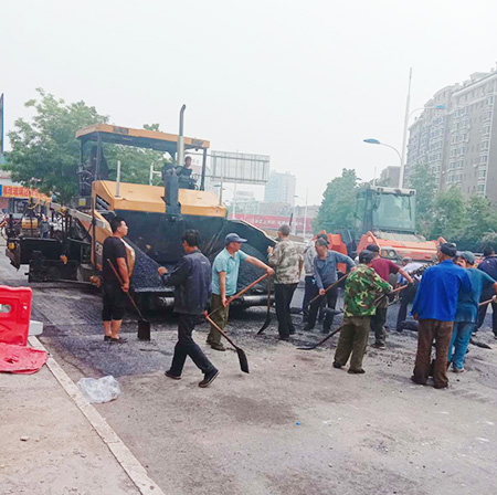 百花路辅路AC-13摊铺1